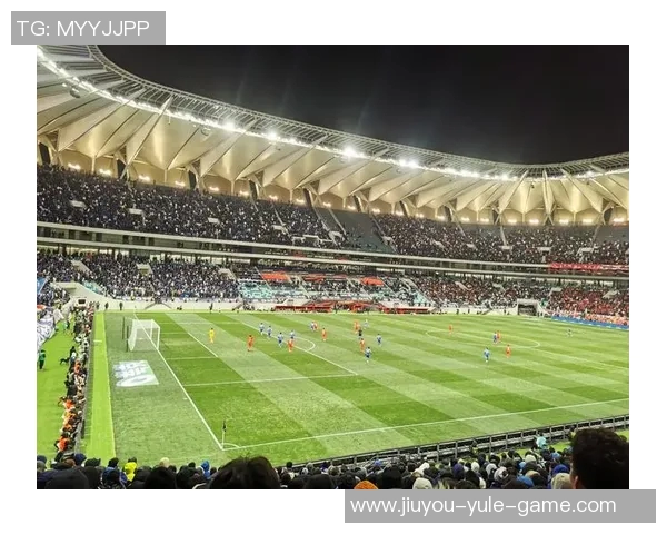 足球巨星小球场激情踢球展现不一样的足球魅力与街头技巧 足球巨星小球场激情踢球展现不一样的足球魅力与街头技巧